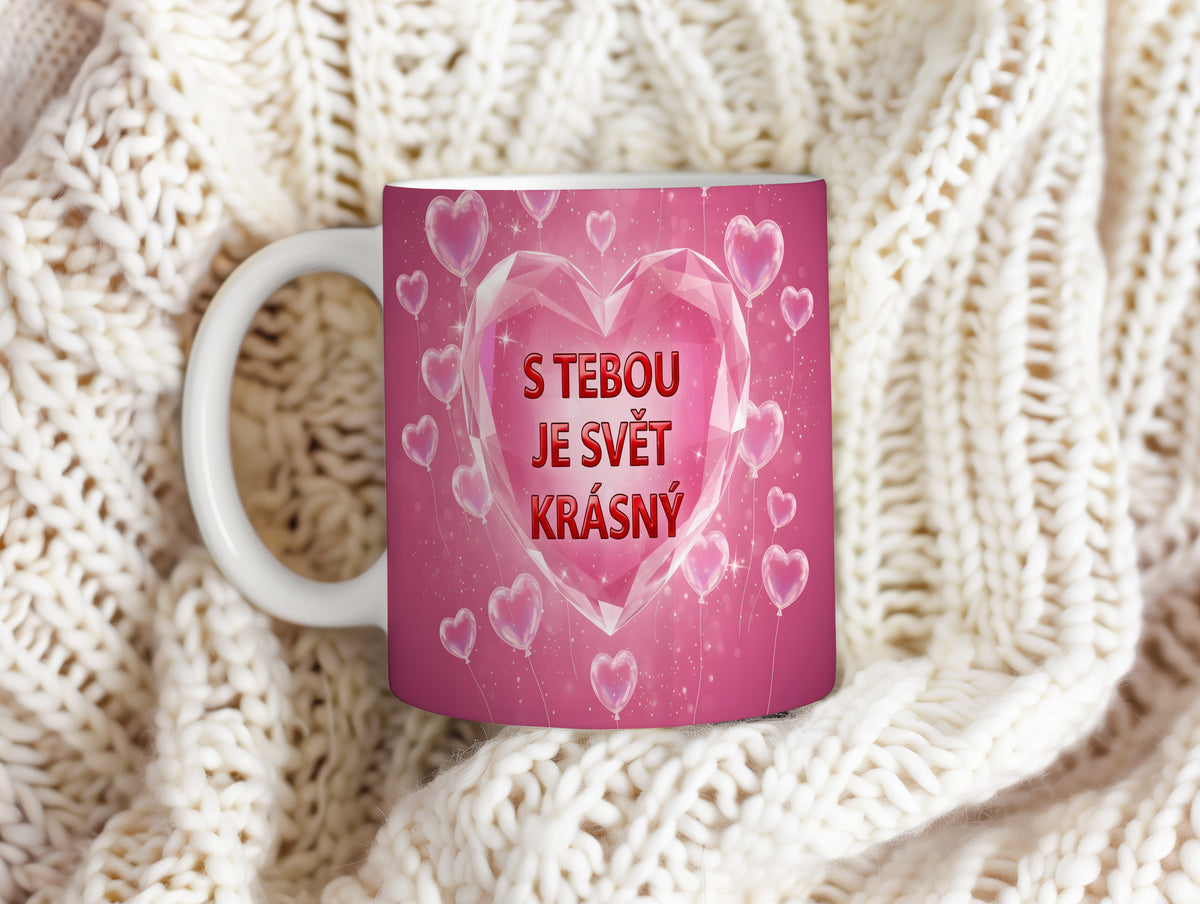 Růžový hrnek se srdcem a nápisem S TEBOU JE SVĚT KRÁSNÝ.