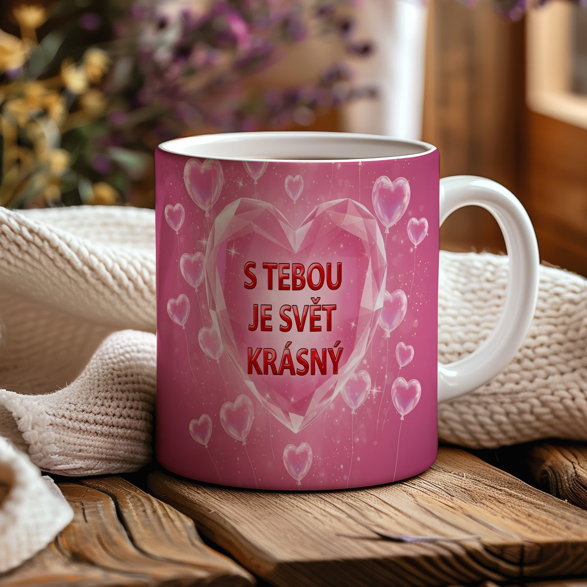 Růžový hrnek se srdcem a nápisem S TEBOU JE SVĚT KRÁSNÝ.