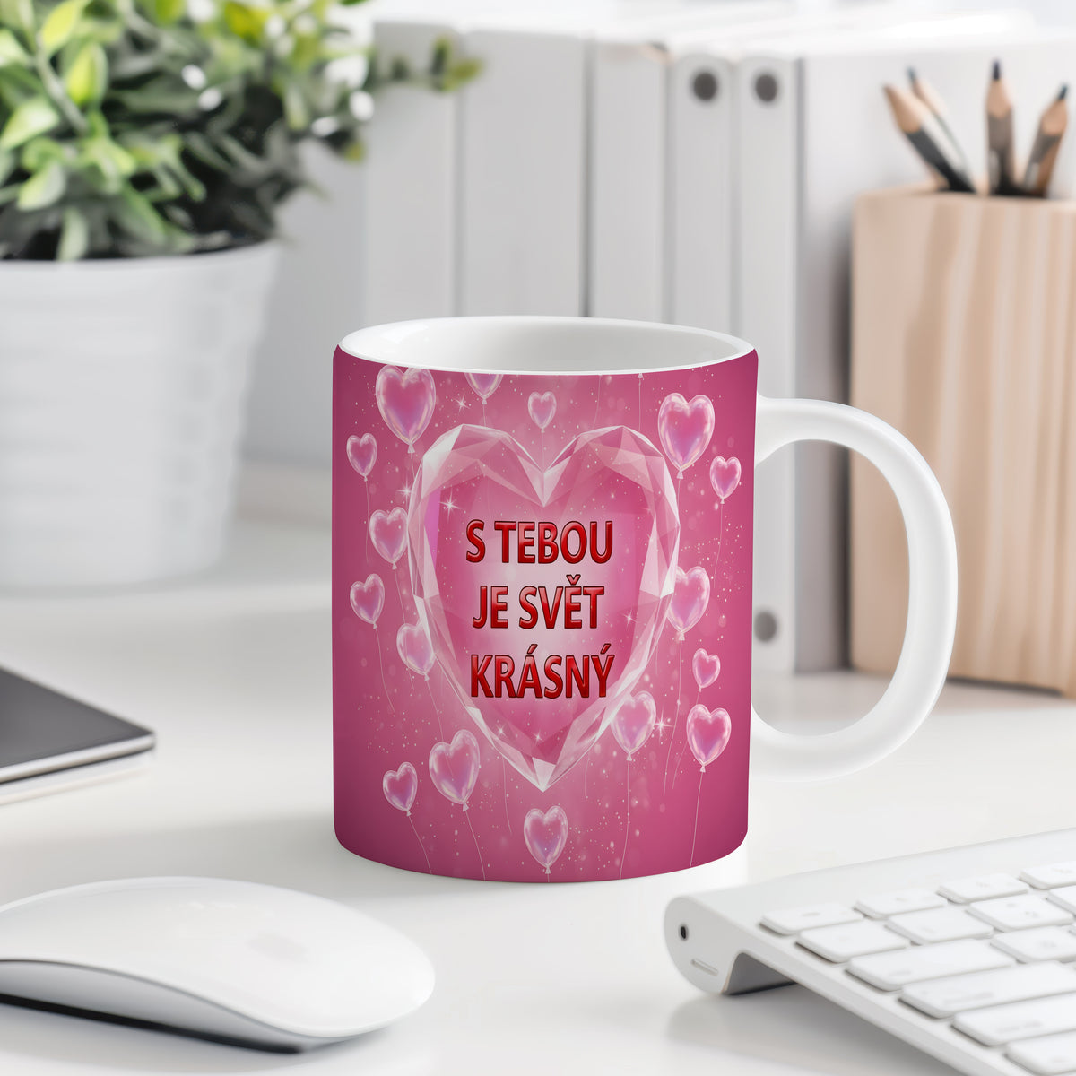 Růžový hrnek se srdcem a nápisem S TEBOU JE SVĚT KRÁSNÝ.