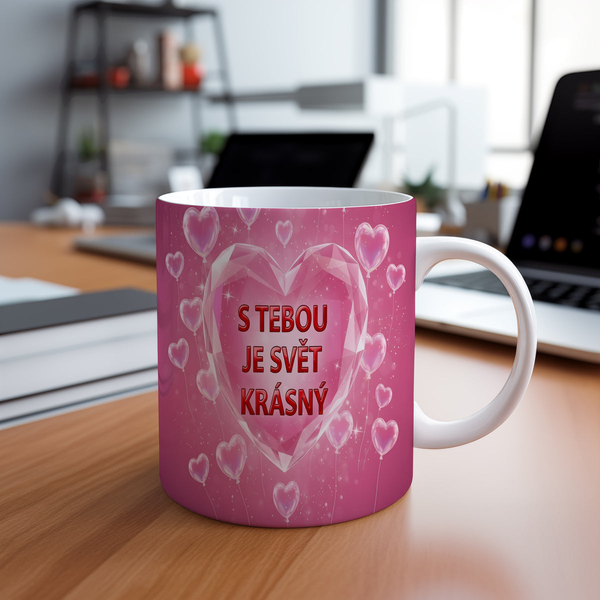 Růžový hrnek se srdcem a nápisem S TEBOU JE SVĚT KRÁSNÝ.