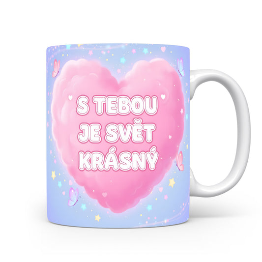 Hrnek s růžovým srdcem a nápisem S tebou je svět krásný.