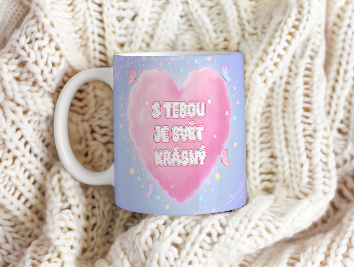 Hrnek s růžovým srdcem a nápisem S tebou je svět krásný.