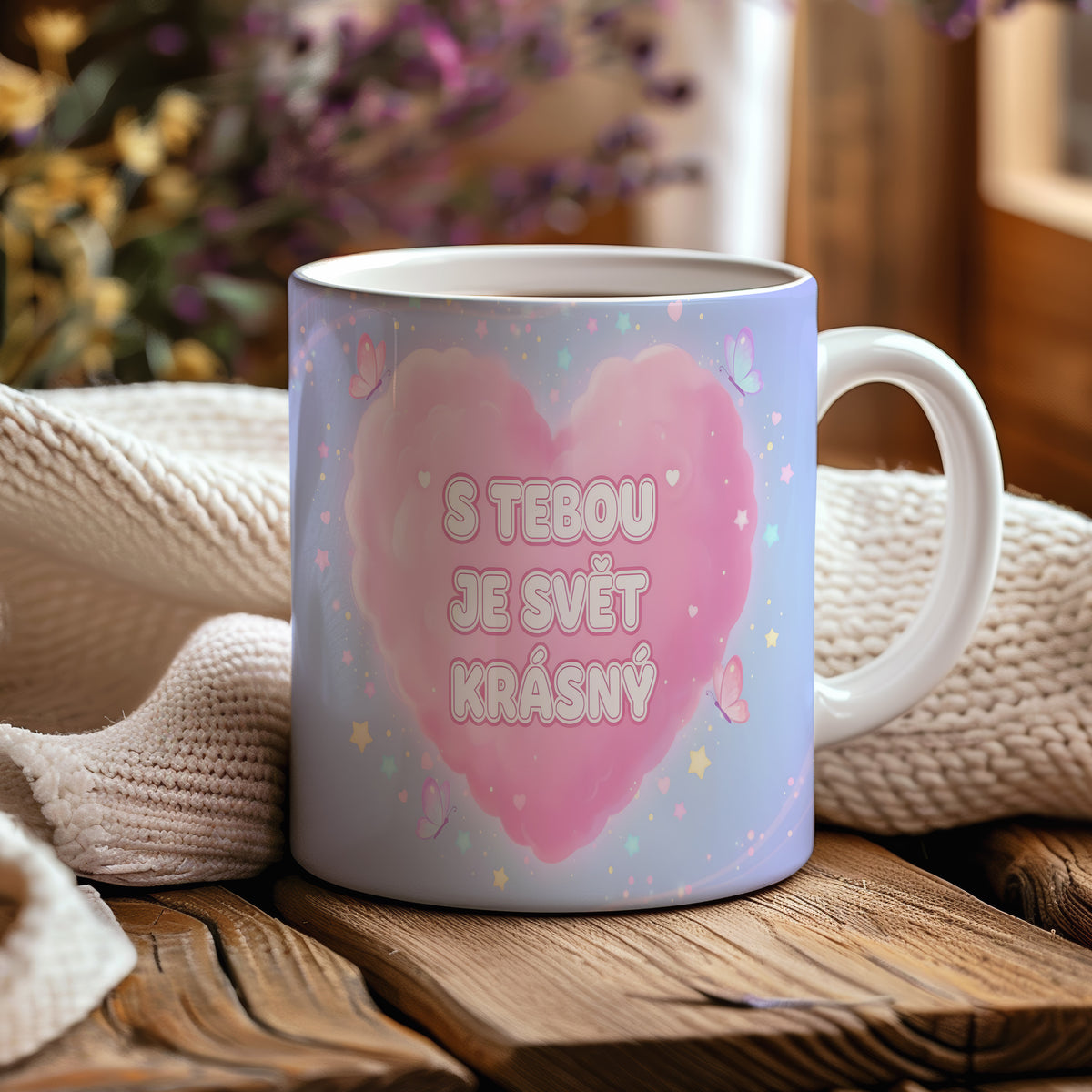 Hrnek s růžovým srdcem a nápisem S tebou je svět krásný.