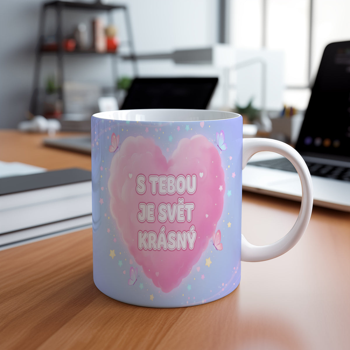 Hrnek s růžovým srdcem a nápisem S tebou je svět krásný.