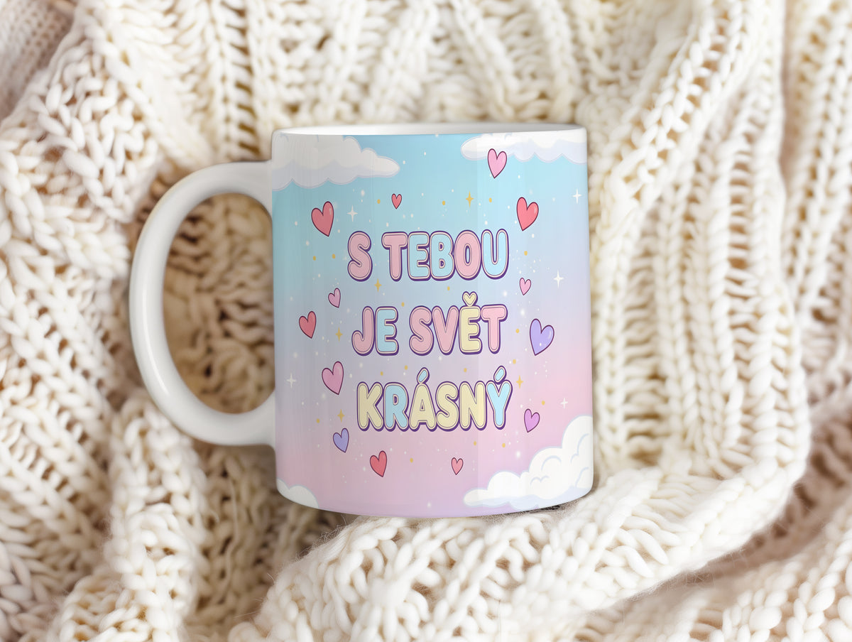 Pastelový hrnek s nápisem S tebou je svět krásný a motivem srdcí.