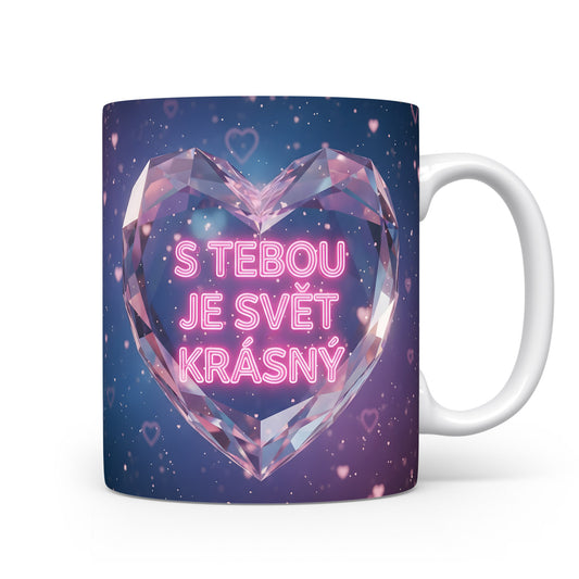 Hrnek s modro-růžovým srdcem a nápisem 'S tebou je svět krásný'.