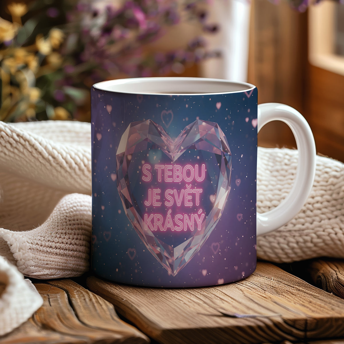 Hrnek s modro-růžovým srdcem a nápisem 'S tebou je svět krásný'.