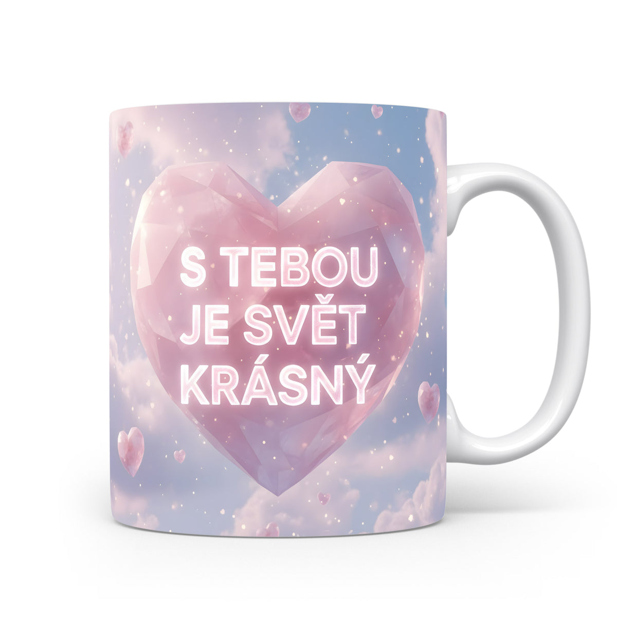 Hrnek s růžovým srdcem a nápisem 'S tebou je svět krásný' na pastelovém pozadí.