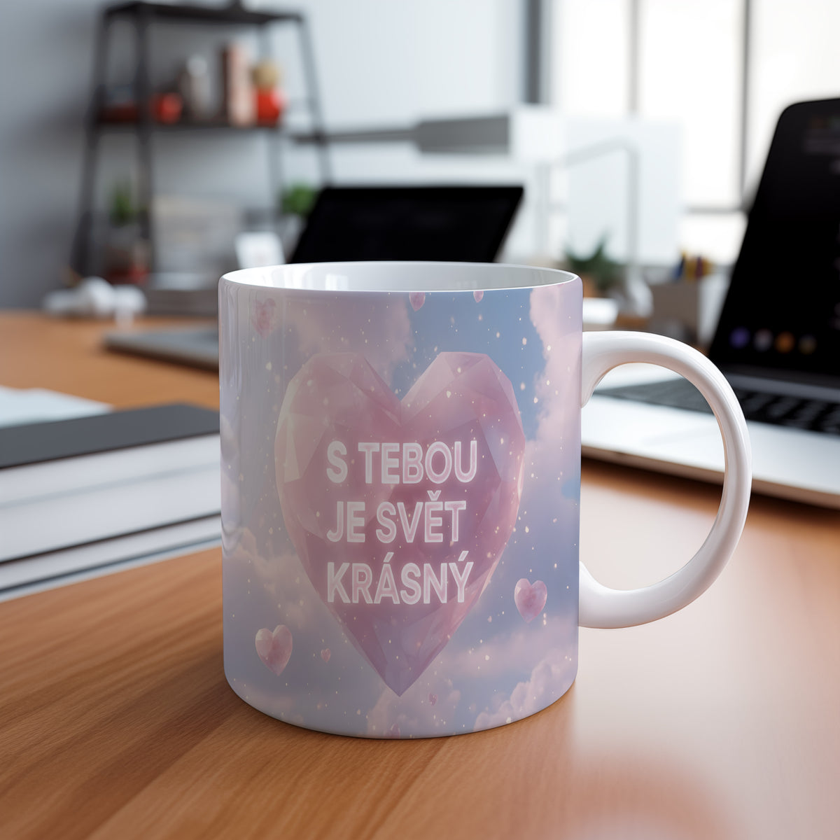 Hrnek s růžovým srdcem a nápisem 'S tebou je svět krásný' na pastelovém pozadí.