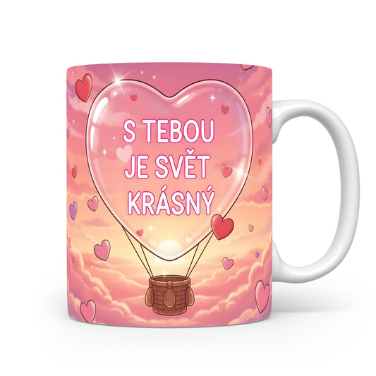 Růžový hrnek s nápisem S TEBOU JE SVĚT KRÁSNÝ a motivem srdcí.