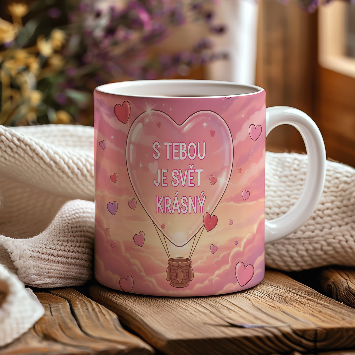 Růžový hrnek s nápisem S TEBOU JE SVĚT KRÁSNÝ a motivem srdcí.