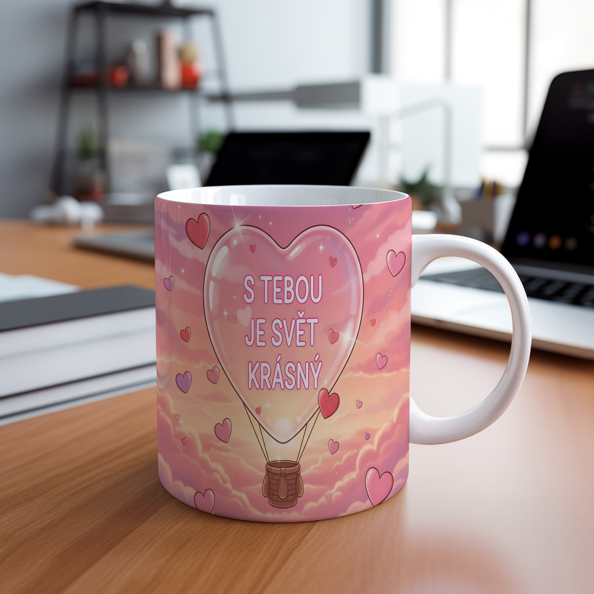 Růžový hrnek s nápisem S TEBOU JE SVĚT KRÁSNÝ a motivem srdcí.