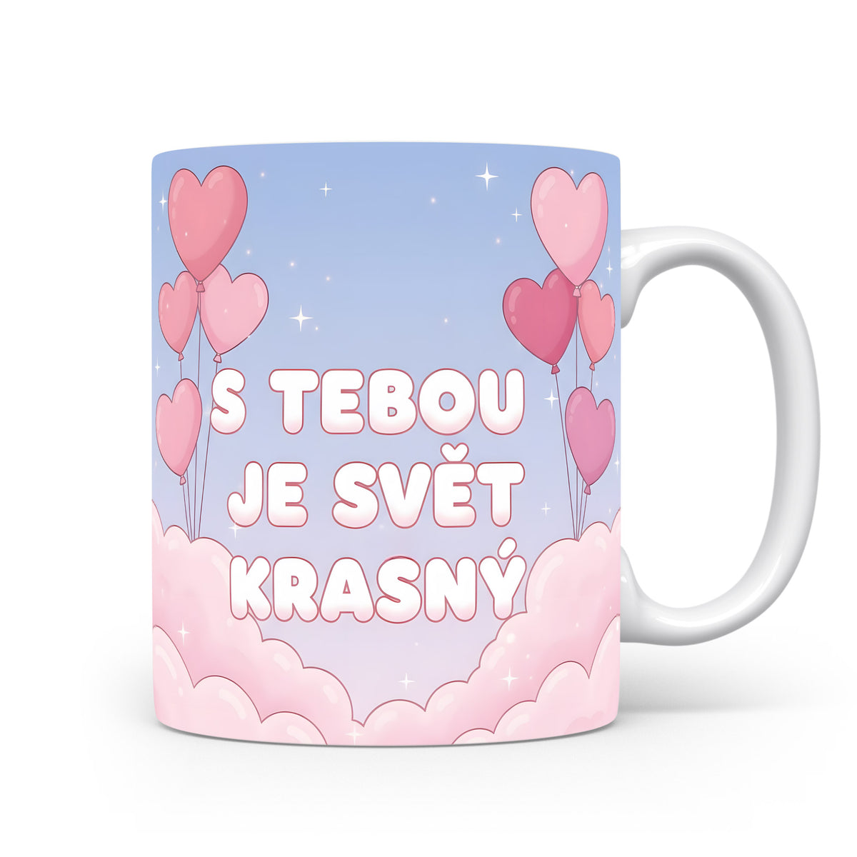 Hrnek s růžovými srdci a nápisem S tebou je svět krásný na pastelovém pozadí.
