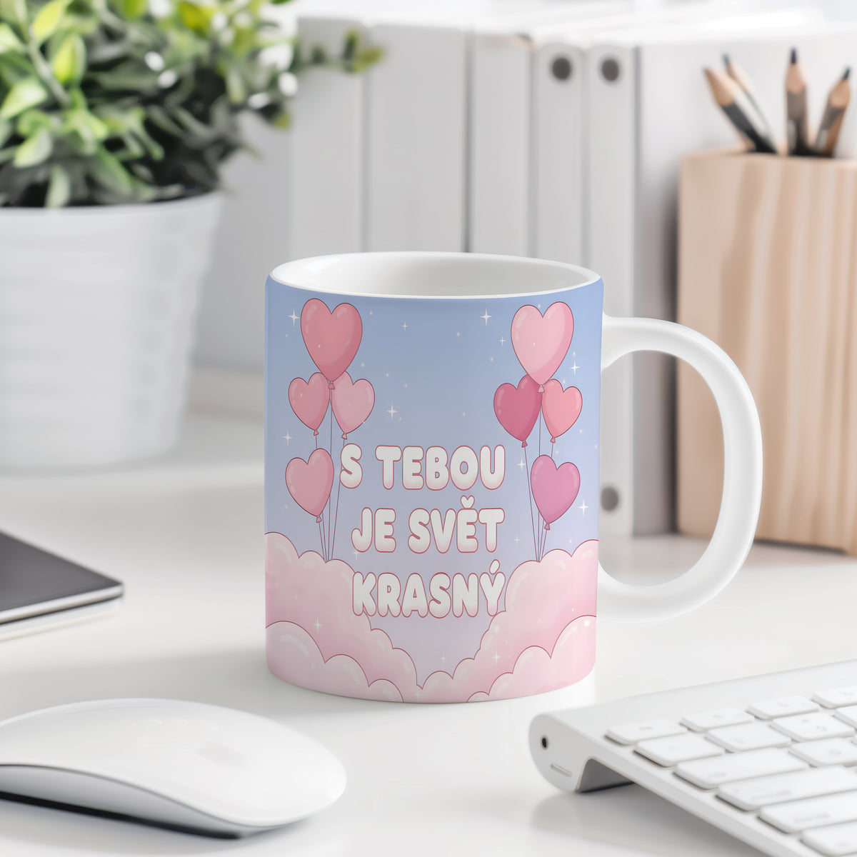 Hrnek s růžovými srdci a nápisem S tebou je svět krásný na pastelovém pozadí.
