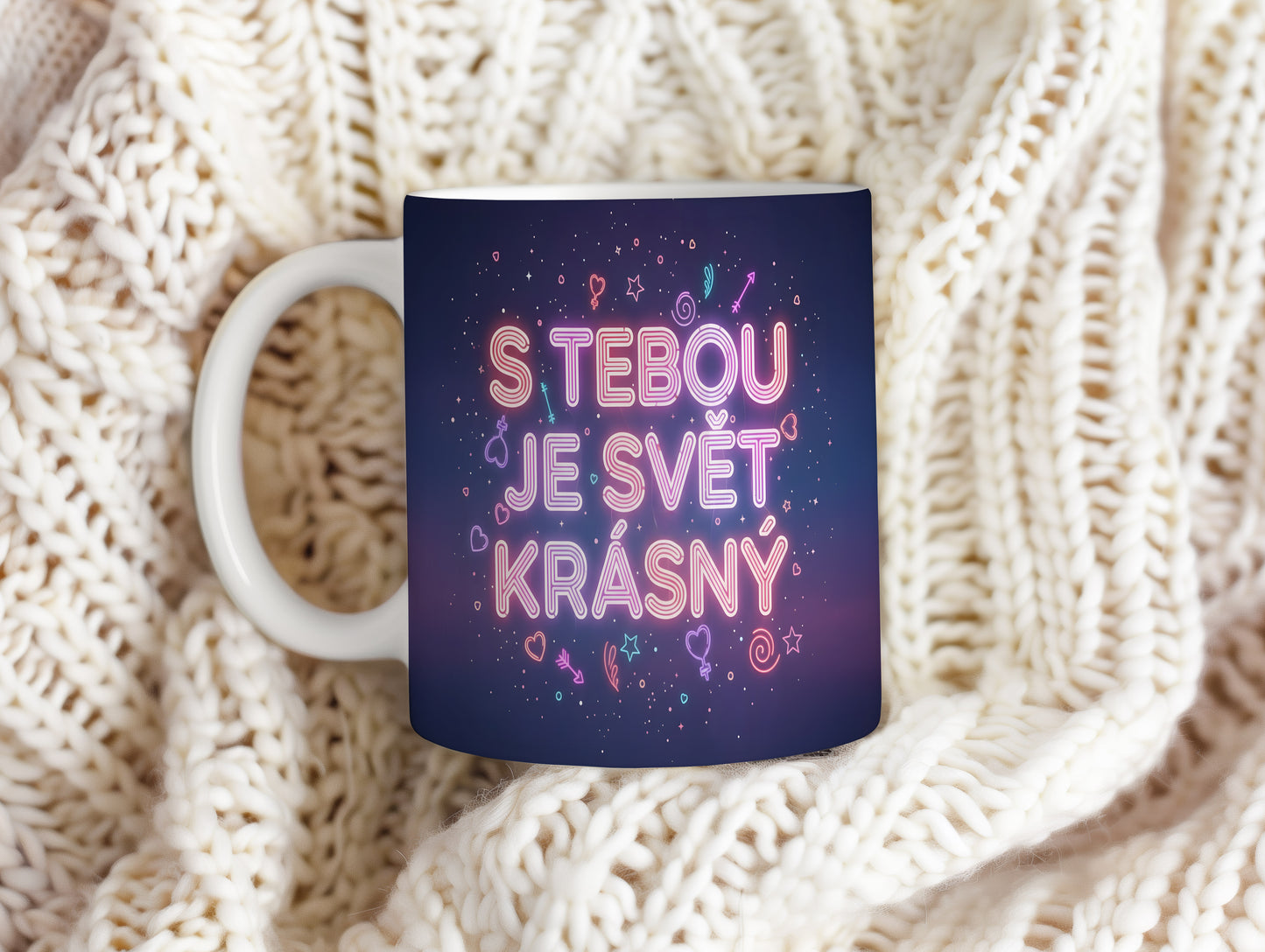 Romantický hrnek s nápisem 'S tebou je svět krásný' a láskyplnými symboly.