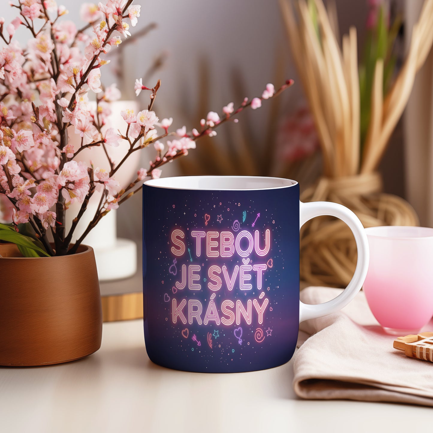 Romantický hrnek s nápisem 'S tebou je svět krásný' a láskyplnými symboly.