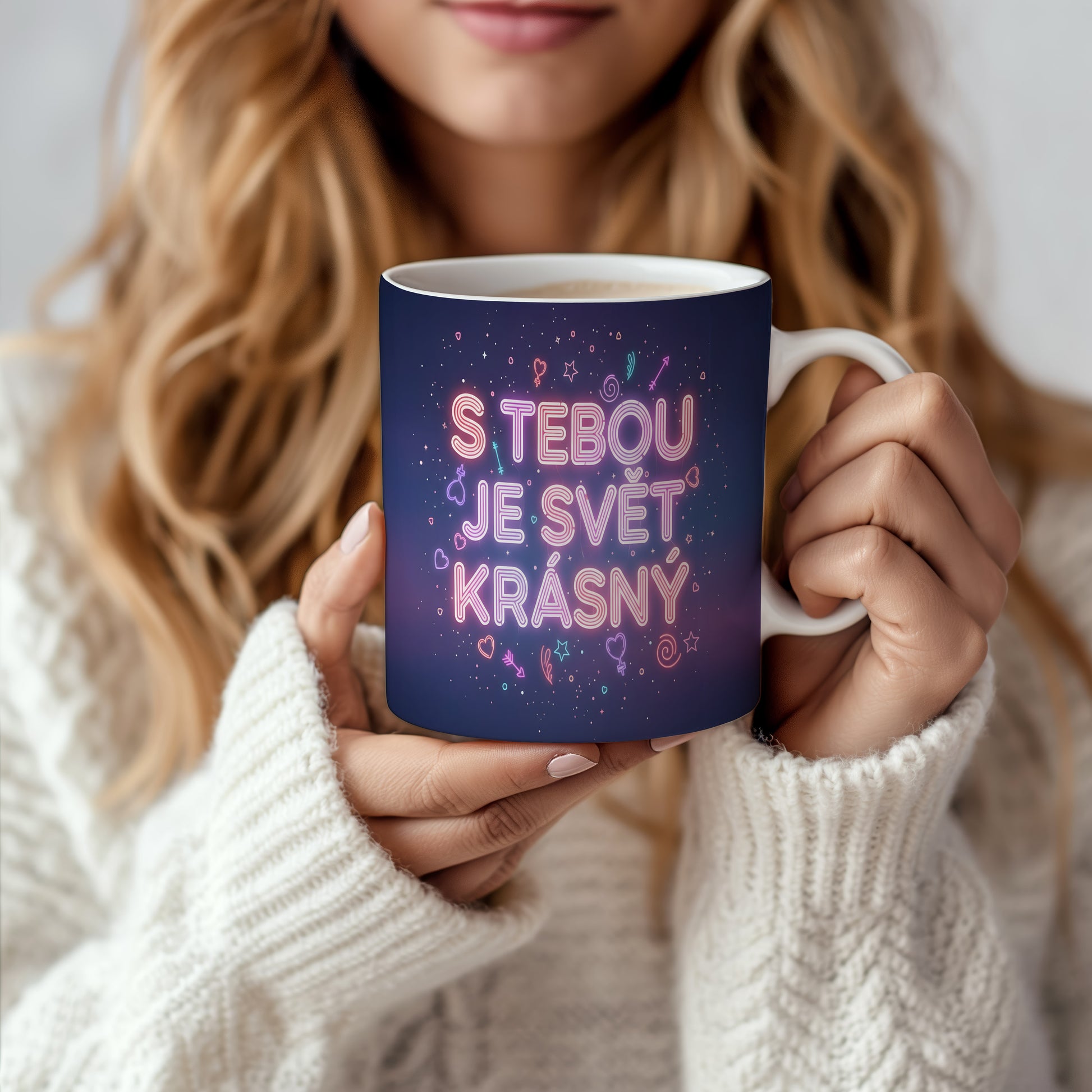 Romantický hrnek s nápisem 'S tebou je svět krásný' a láskyplnými symboly.