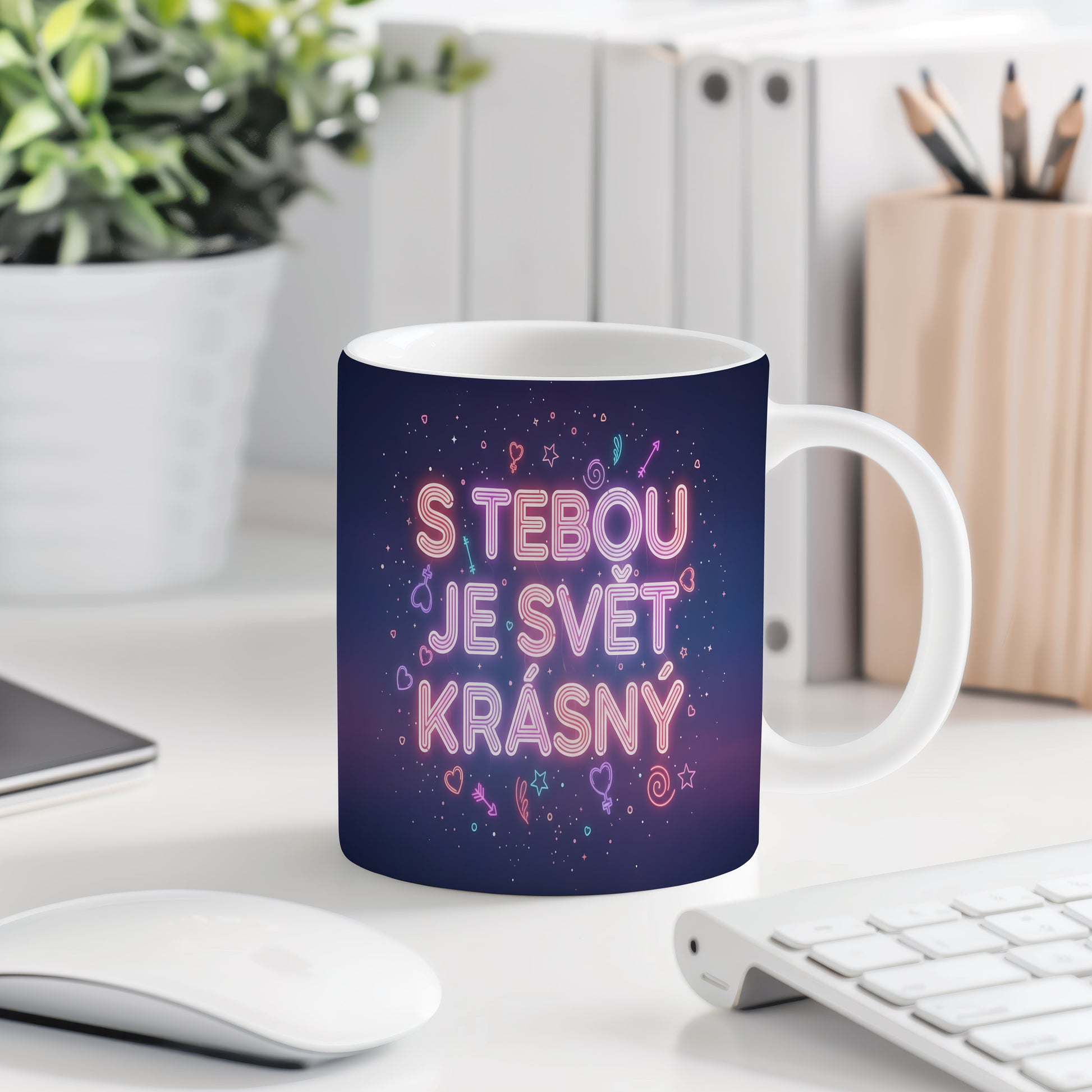 Romantický hrnek s nápisem 'S tebou je svět krásný' a láskyplnými symboly.