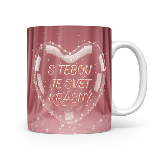 Růžový hrnek s nápisem 'S tebou je svět krásný' a motivem srdce a bublin.