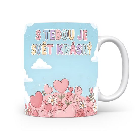 Romantický hrnek s modrým pozadím, růžovými srdci a květinami.