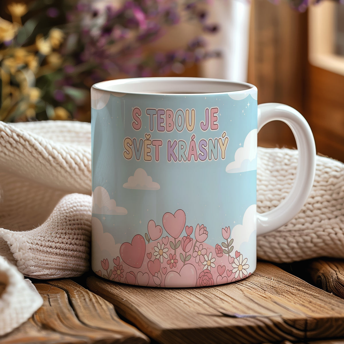 Romantický hrnek s modrým pozadím, růžovými srdci a květinami.