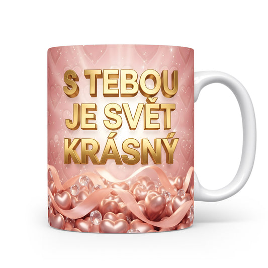 Růžový hrnek se zlatým nápisem a srdíčky.
