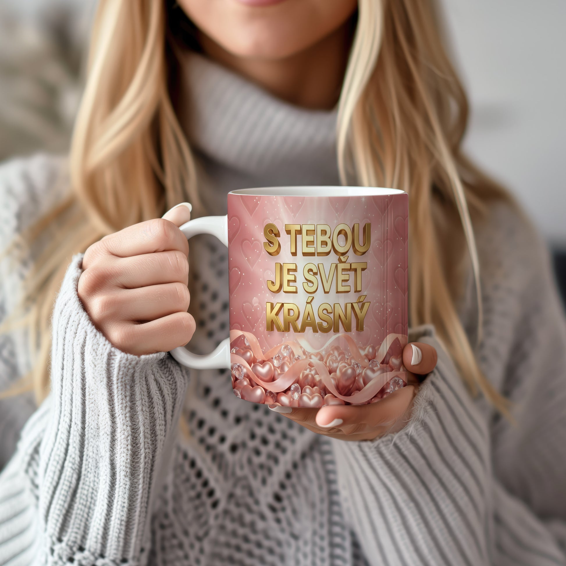 Růžový hrnek se zlatým nápisem a srdíčky.