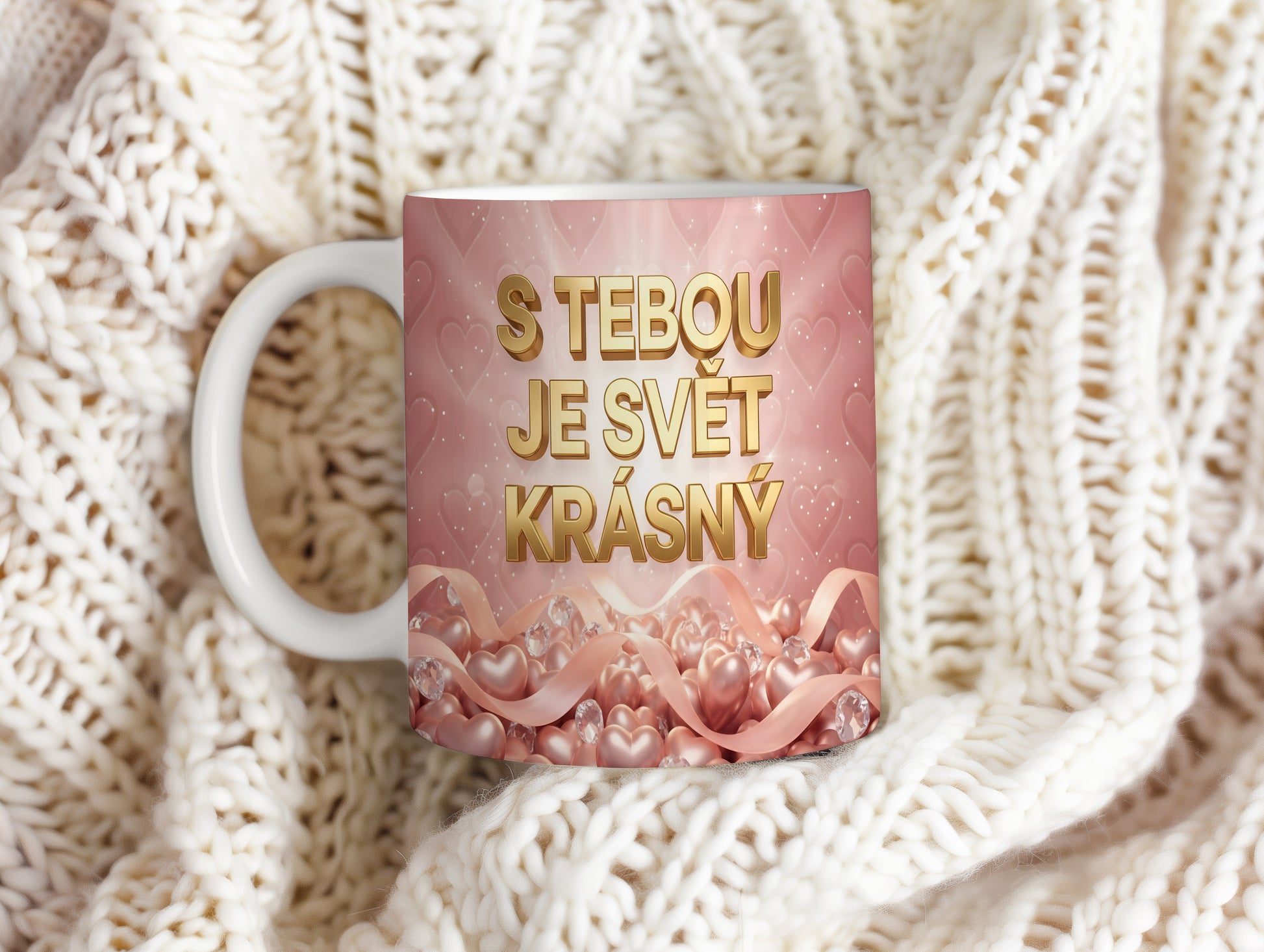 Růžový hrnek se zlatým nápisem a srdíčky.