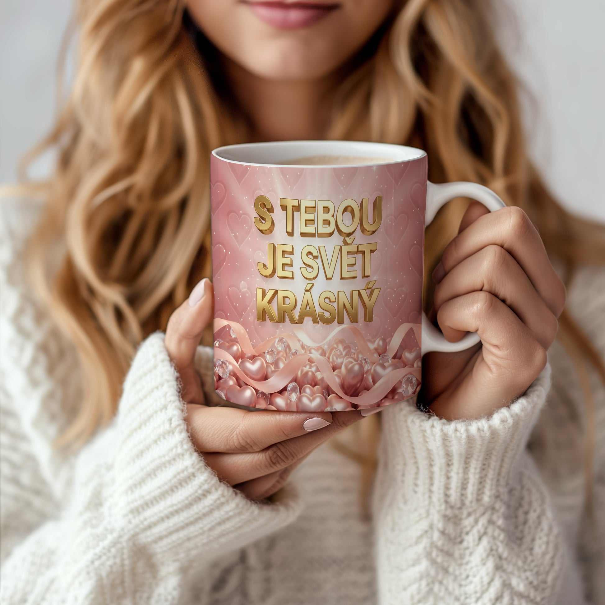 Růžový hrnek se zlatým nápisem a srdíčky.