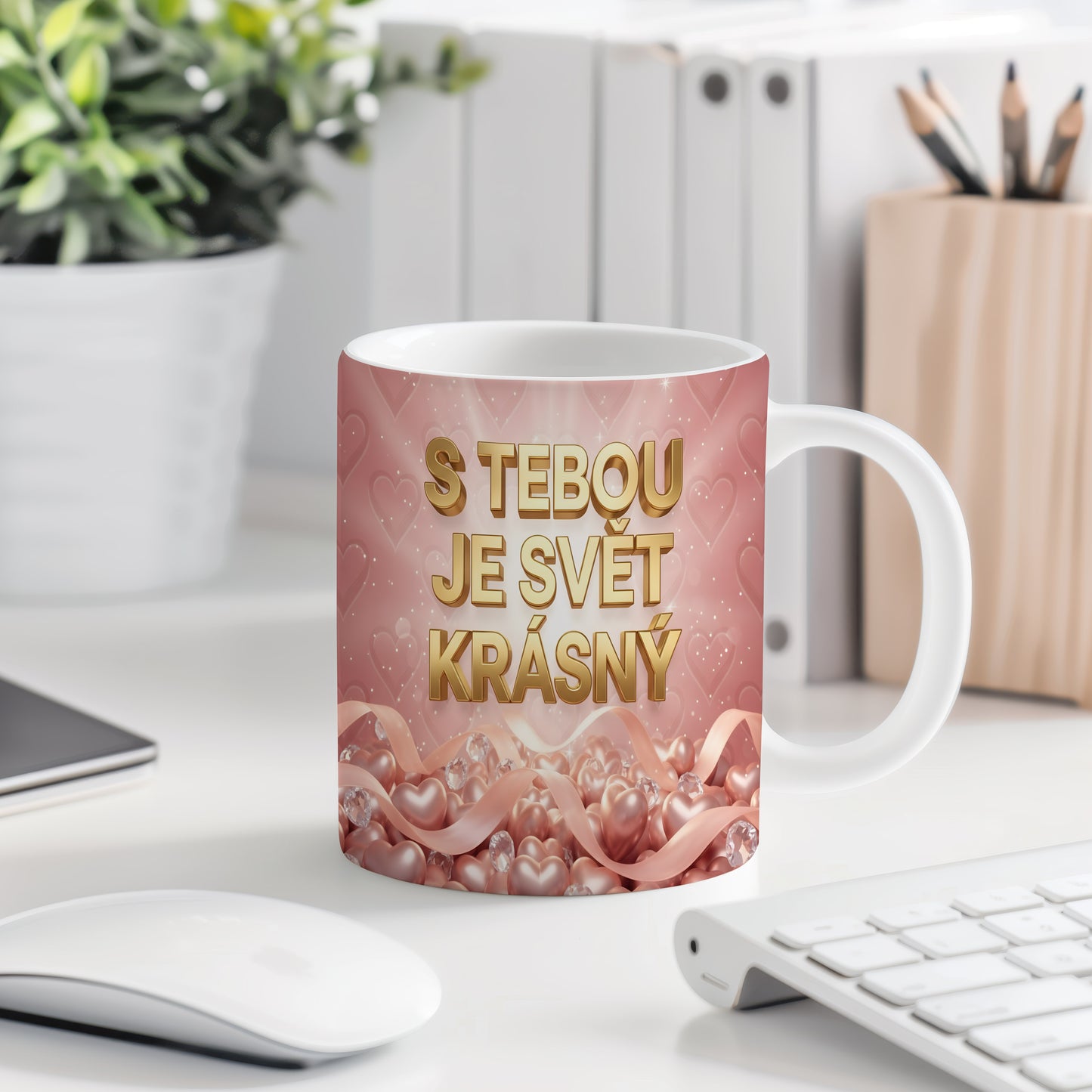 Růžový hrnek se zlatým nápisem a srdíčky.
