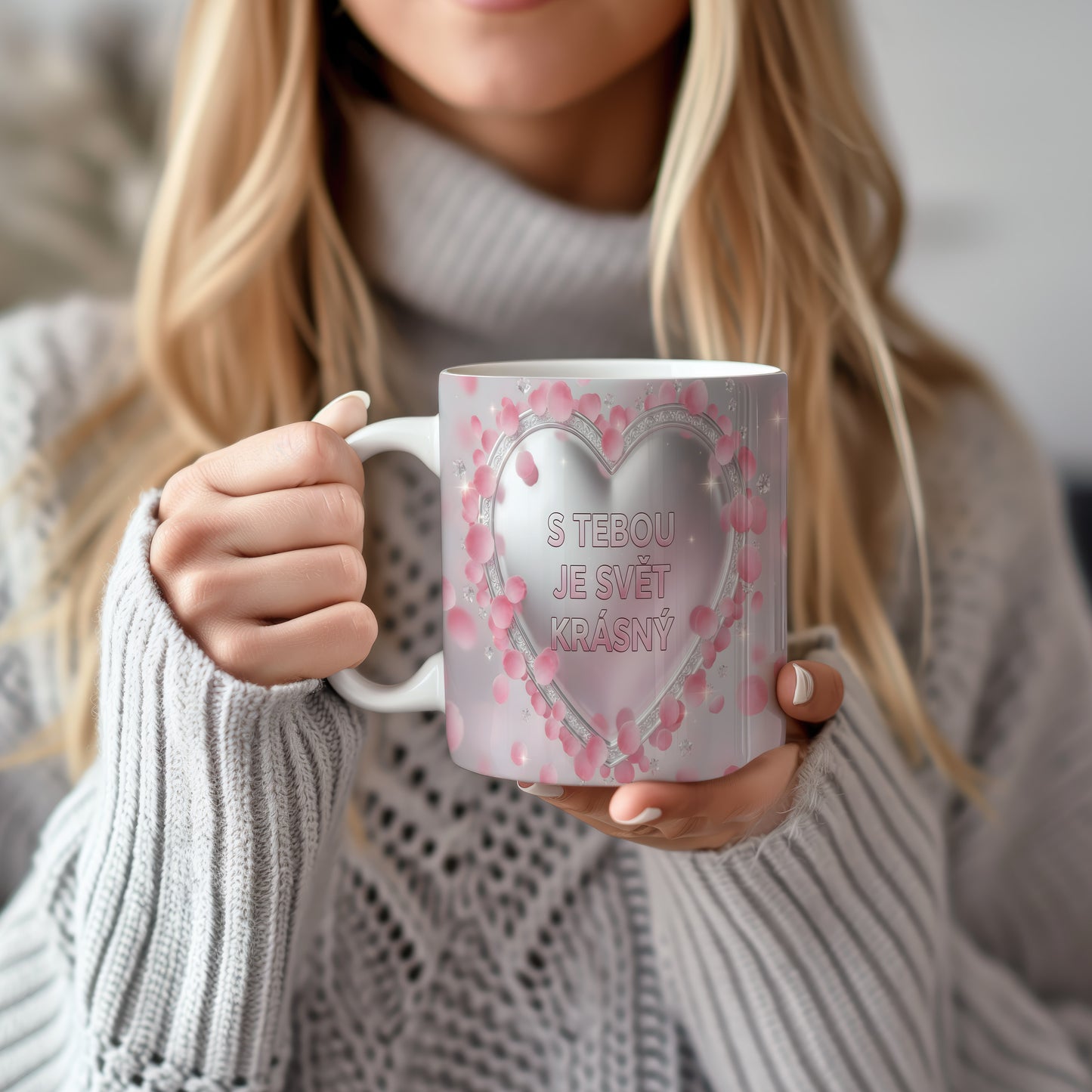 Růžový a stříbrný hrnek s nápisem S TEBOU JE SVĚT KRÁSNÝ a motivem srdce.