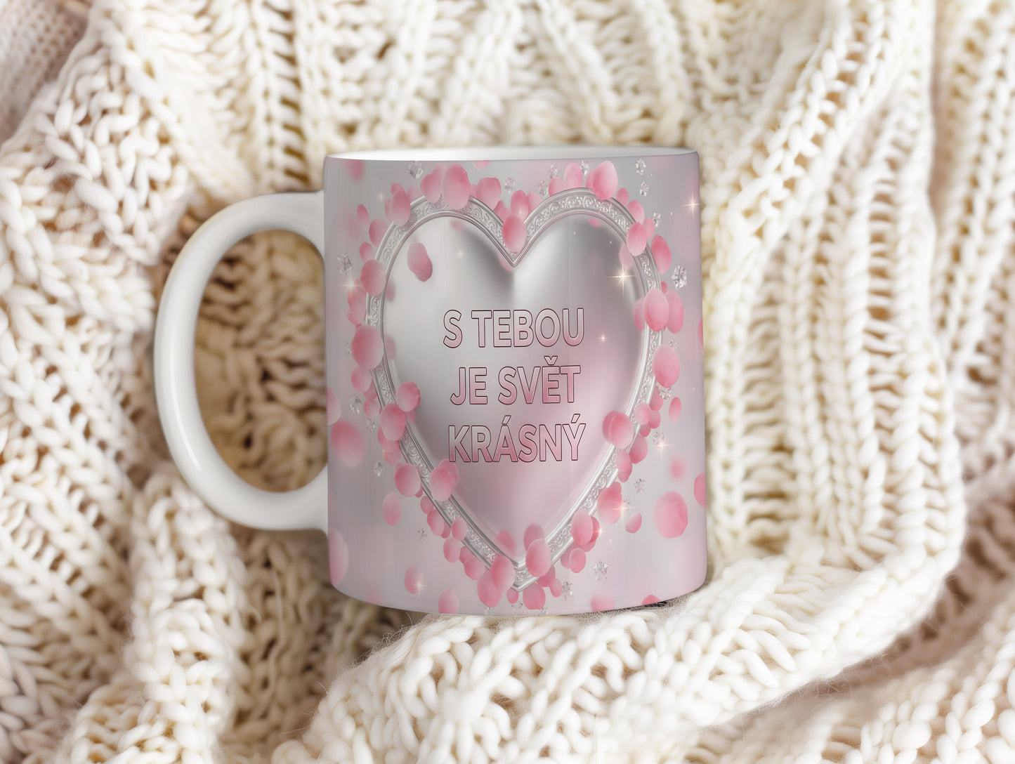 Růžový a stříbrný hrnek s nápisem S TEBOU JE SVĚT KRÁSNÝ a motivem srdce.