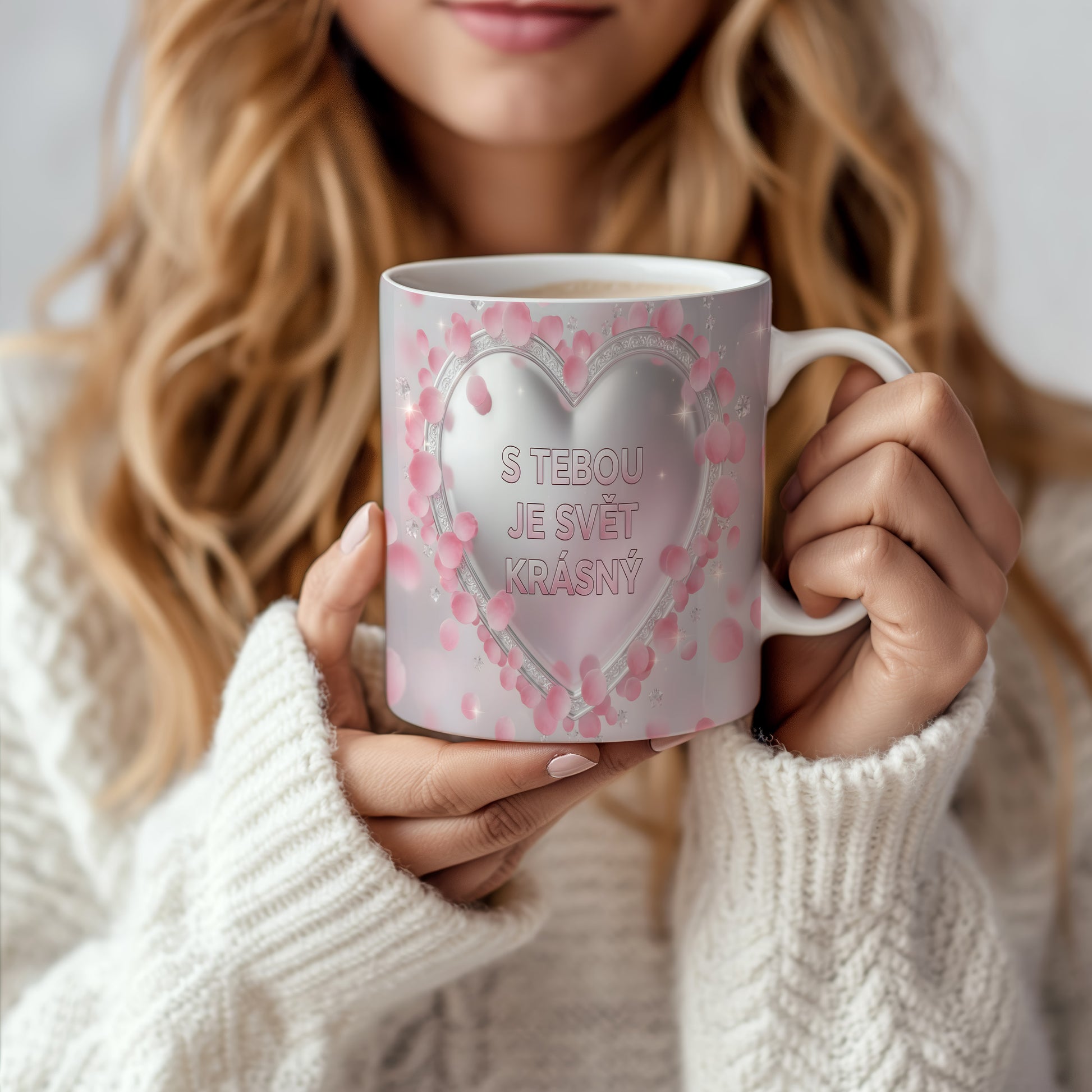 Růžový a stříbrný hrnek s nápisem S TEBOU JE SVĚT KRÁSNÝ a motivem srdce.