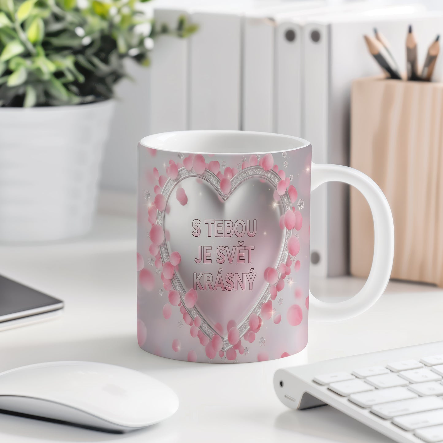 Růžový a stříbrný hrnek s nápisem S TEBOU JE SVĚT KRÁSNÝ a motivem srdce.