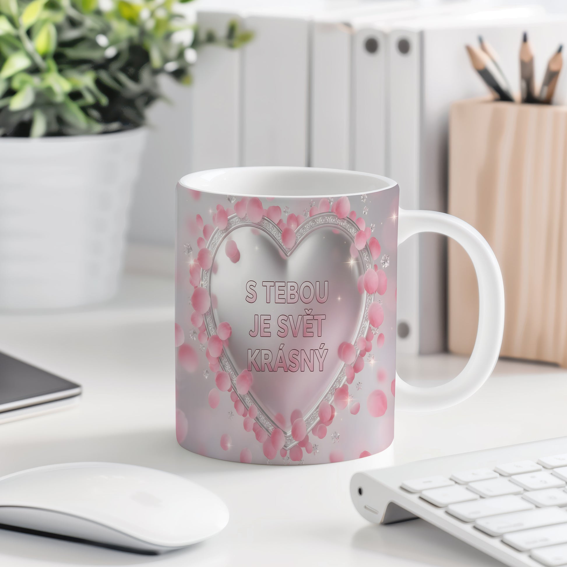 Růžový a stříbrný hrnek s nápisem S TEBOU JE SVĚT KRÁSNÝ a motivem srdce.