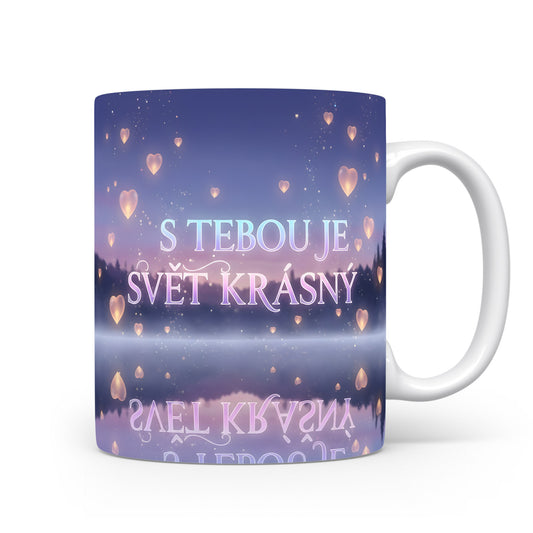 Hrnek s romantickým motivem srdcí a nápisem S tebou je svět krásný.