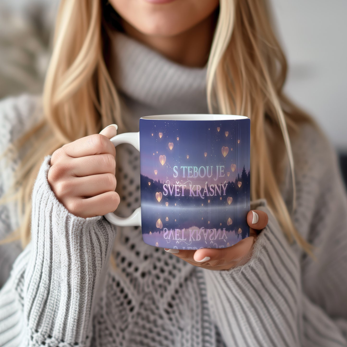 Hrnek s romantickým motivem srdcí a nápisem S tebou je svět krásný.
