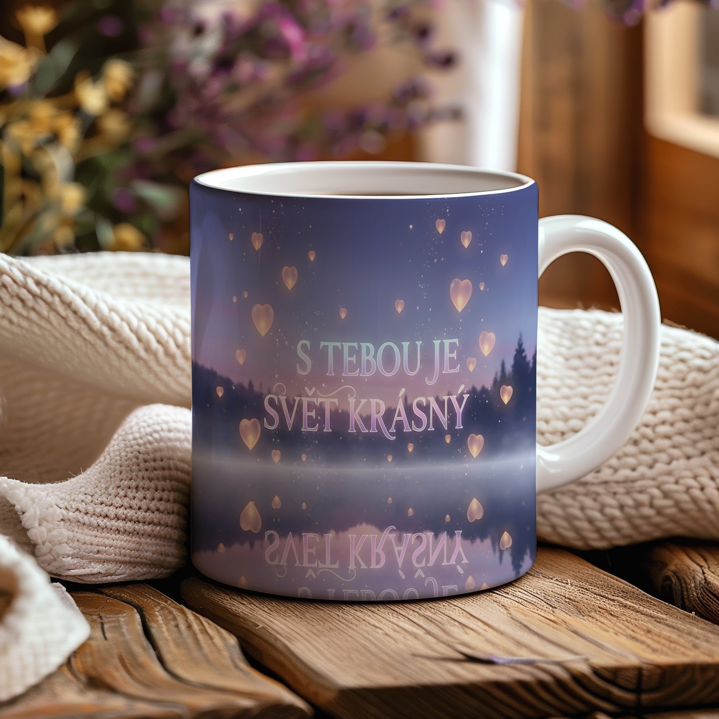 Hrnek s romantickým motivem srdcí a nápisem S tebou je svět krásný.