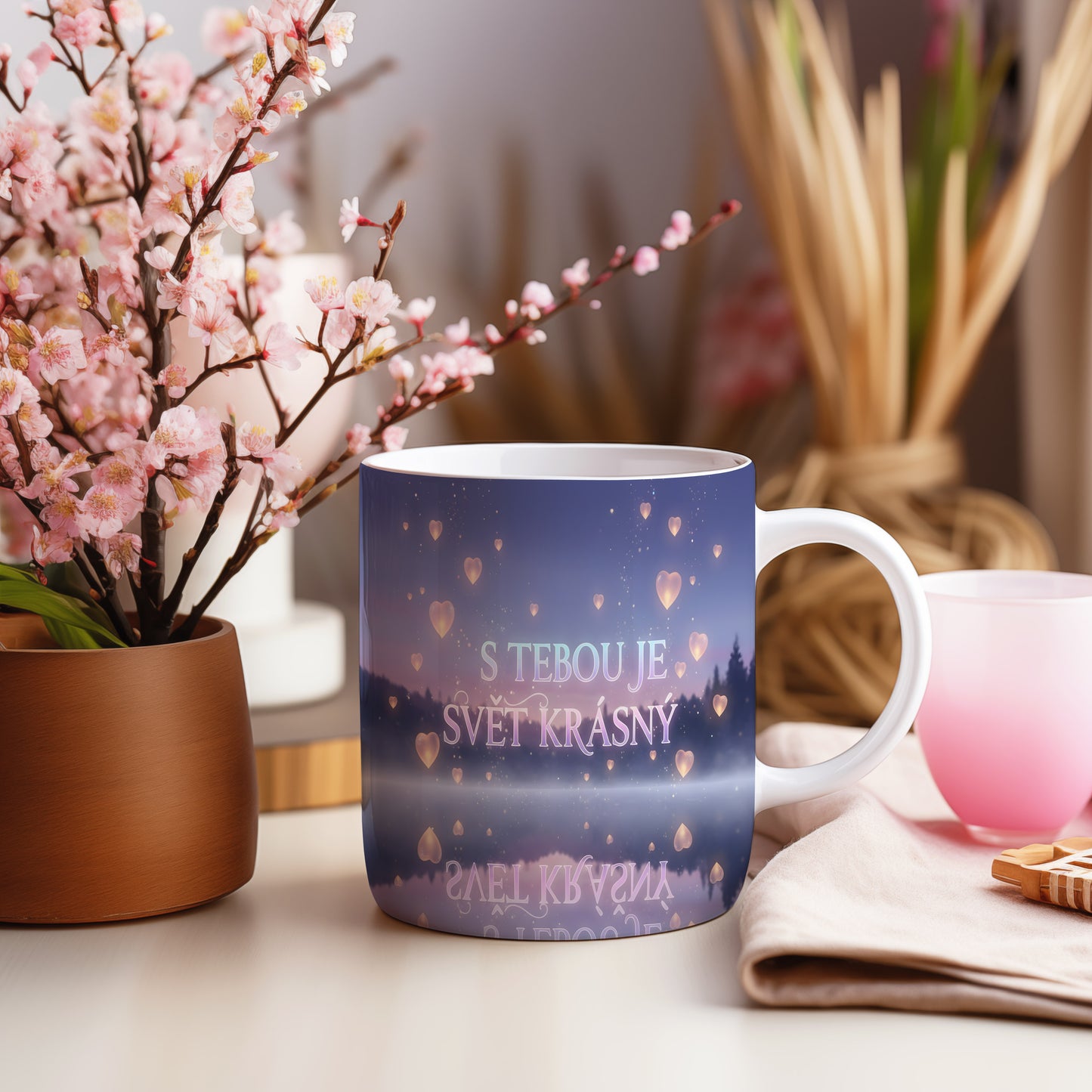 Hrnek s romantickým motivem srdcí a nápisem S tebou je svět krásný.