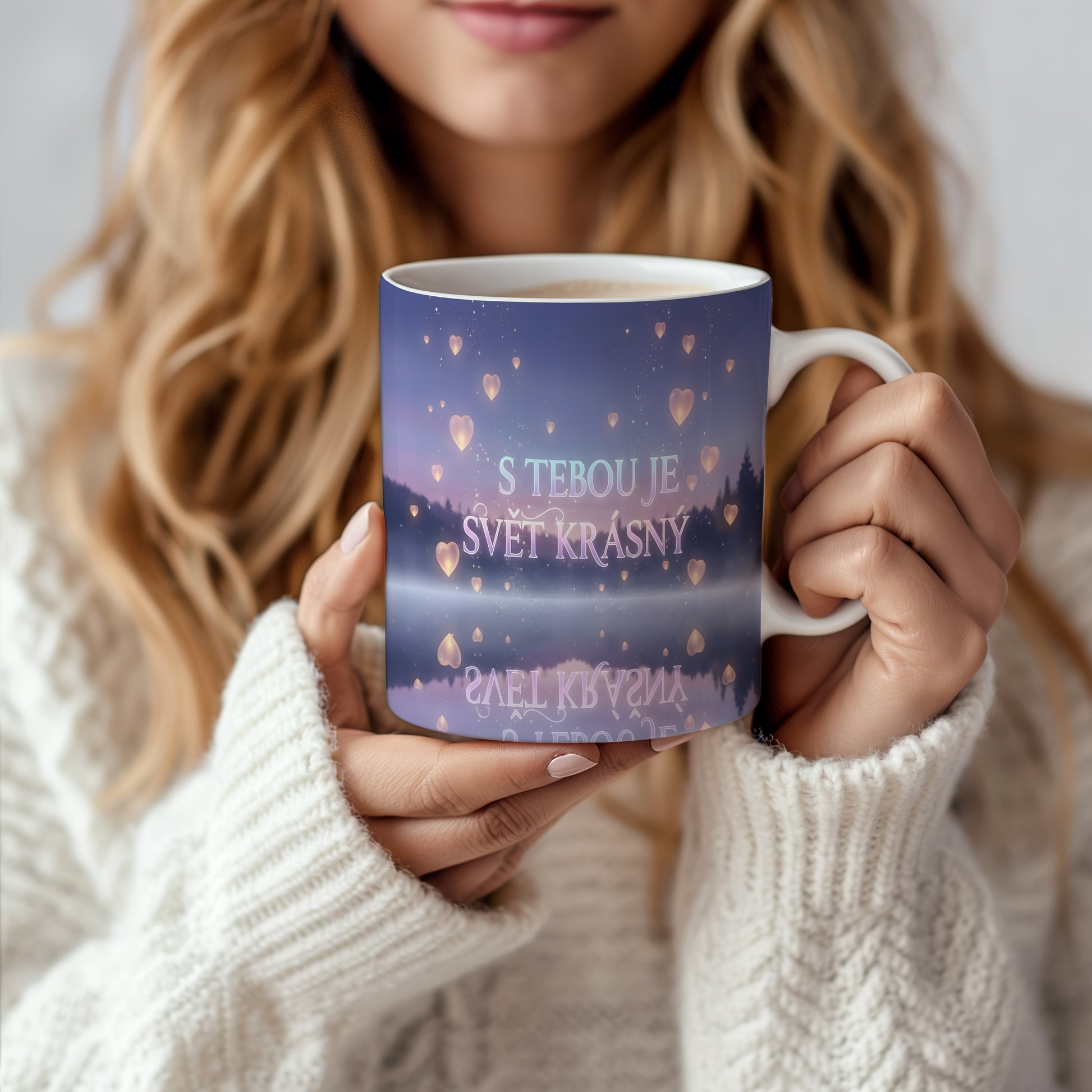 Hrnek s romantickým motivem srdcí a nápisem S tebou je svět krásný.