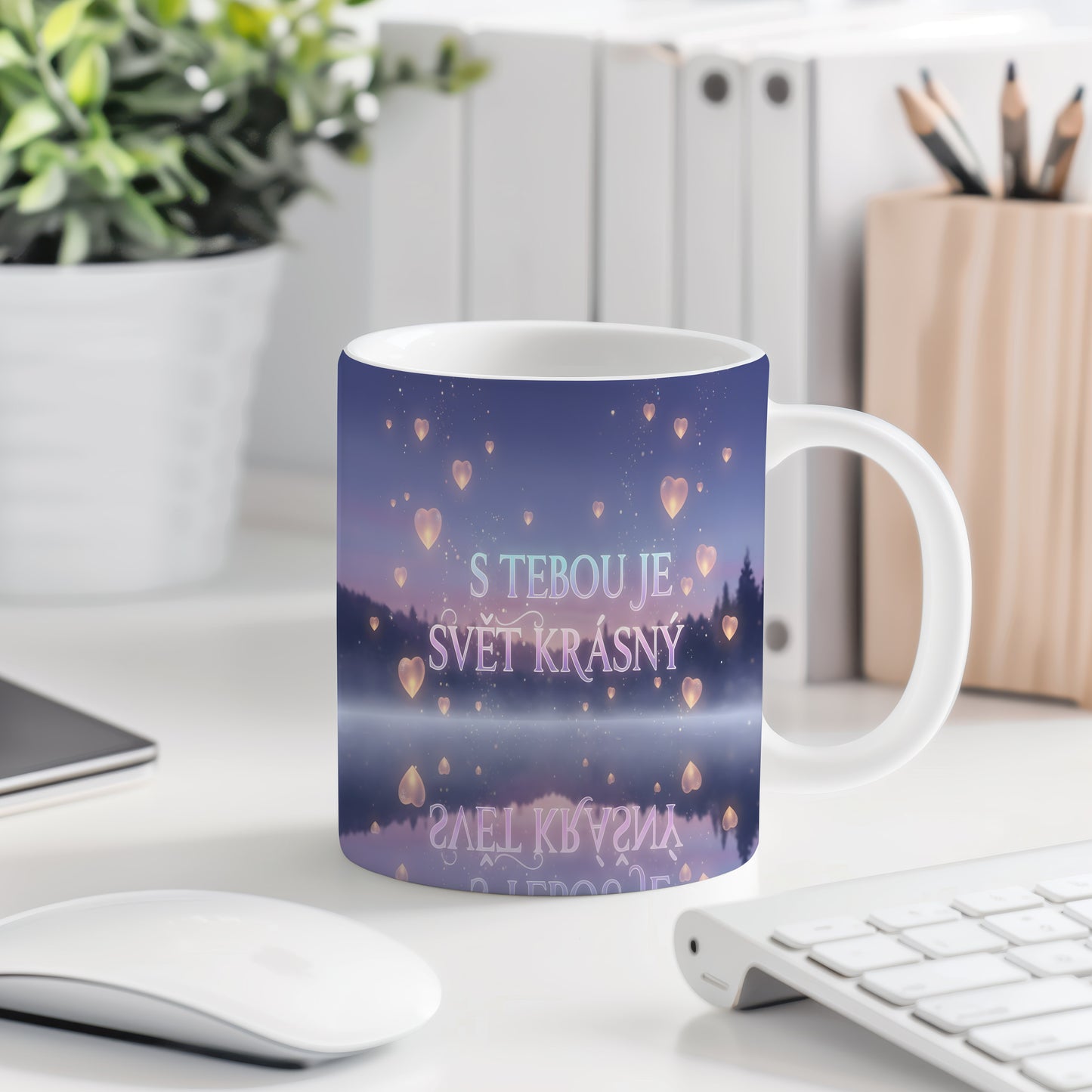 Hrnek s romantickým motivem srdcí a nápisem S tebou je svět krásný.