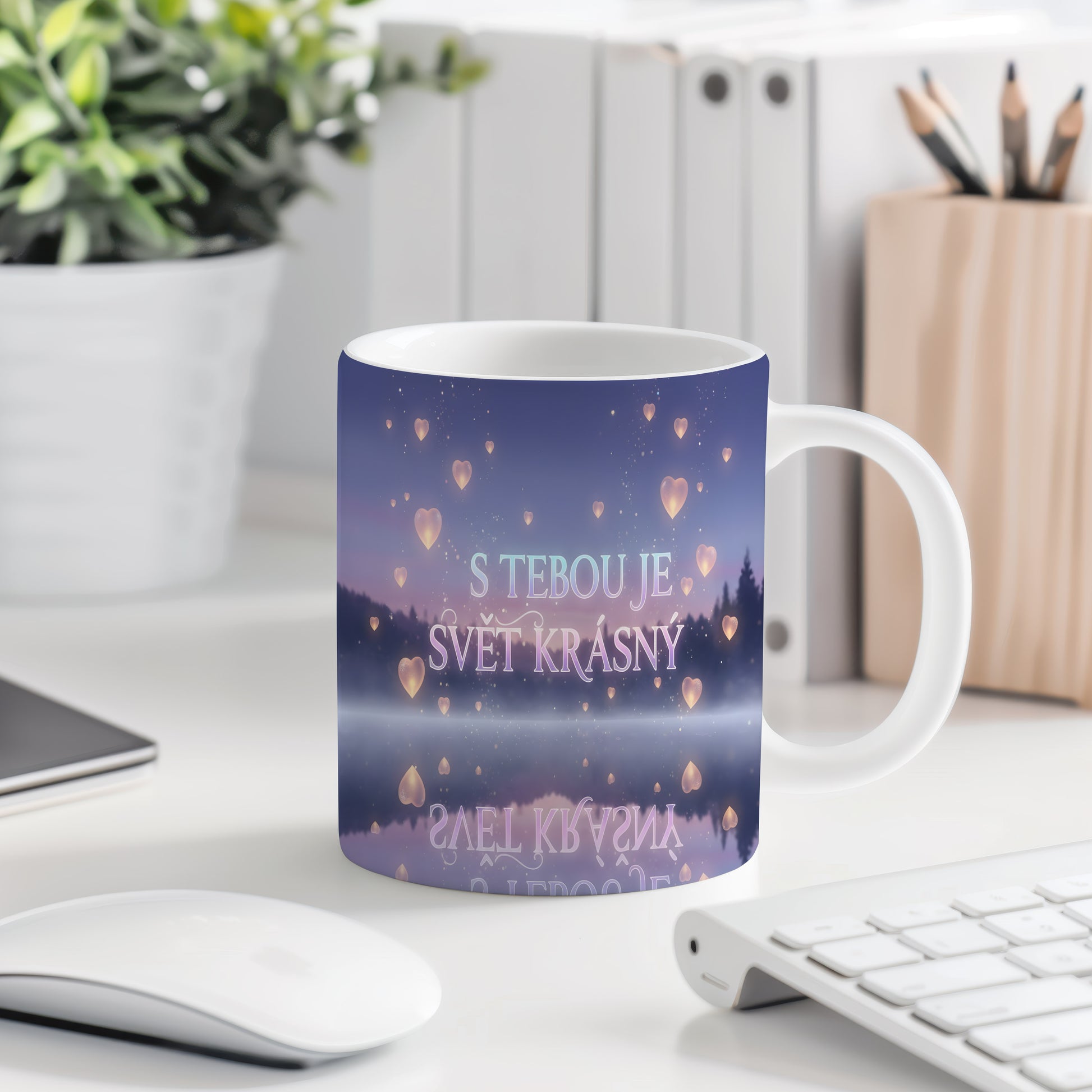 Hrnek s romantickým motivem srdcí a nápisem S tebou je svět krásný.