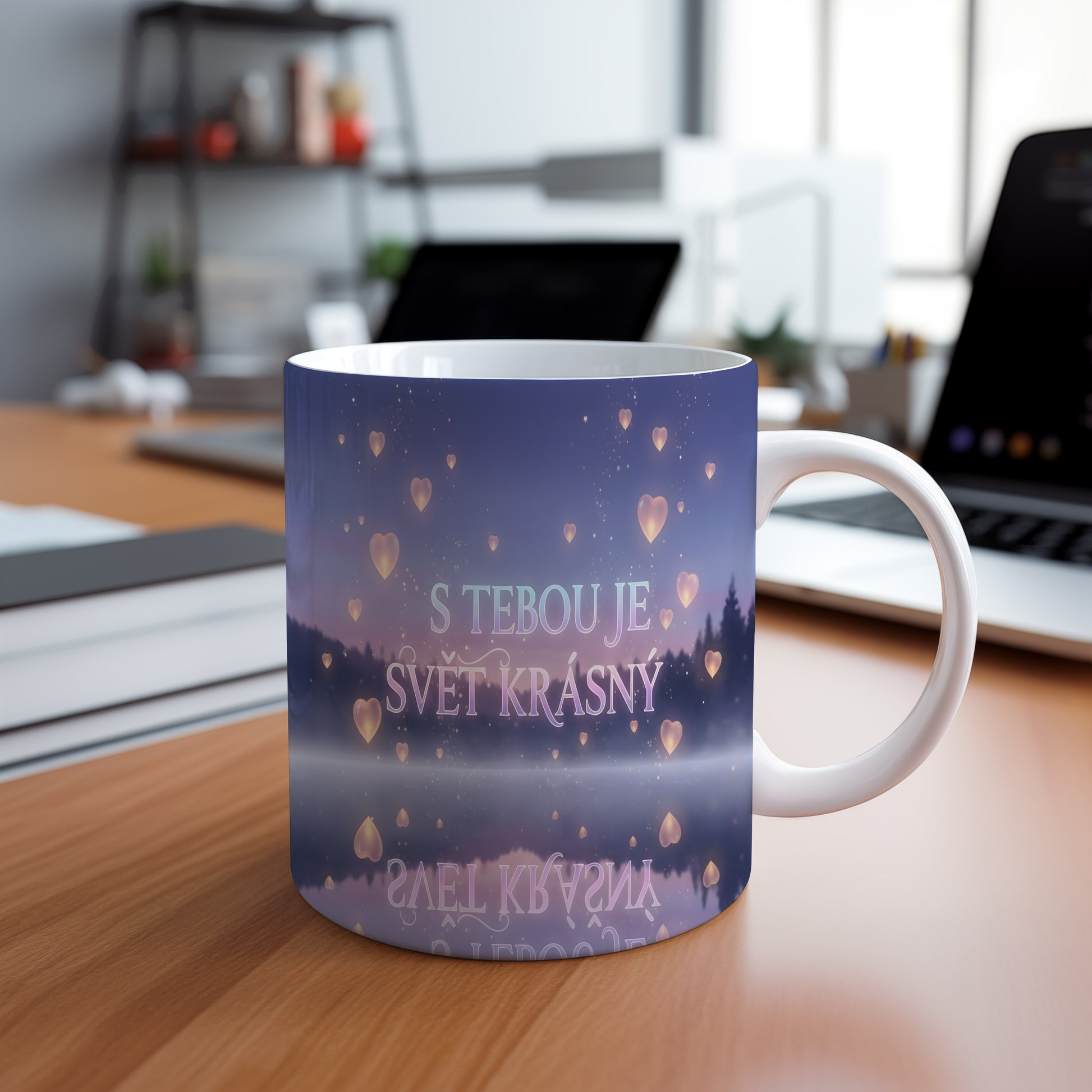 Hrnek s romantickým motivem srdcí a nápisem S tebou je svět krásný.