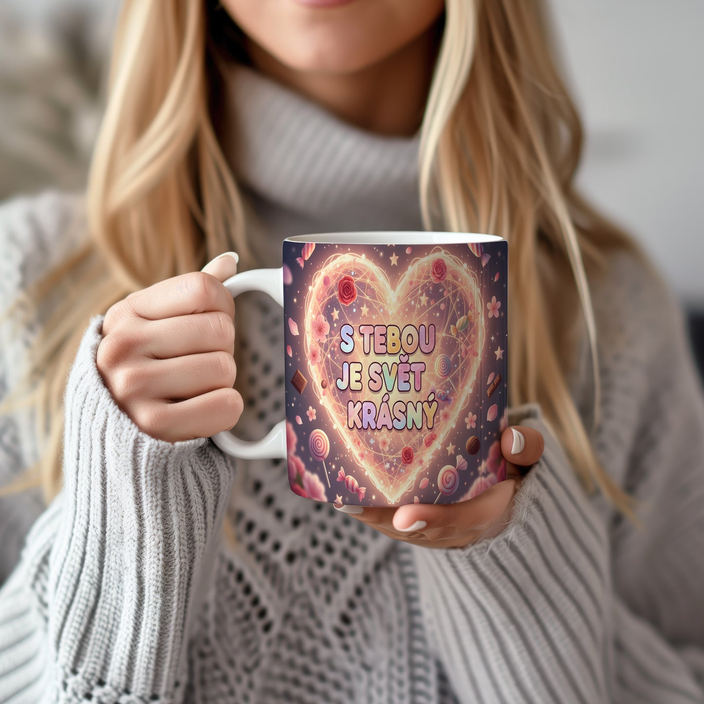 Hrnek s romantickým motivem srdce a sladkostí v pastelových barvách.