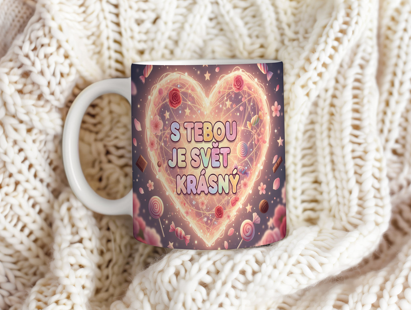 Hrnek s romantickým motivem srdce a sladkostí v pastelových barvách.