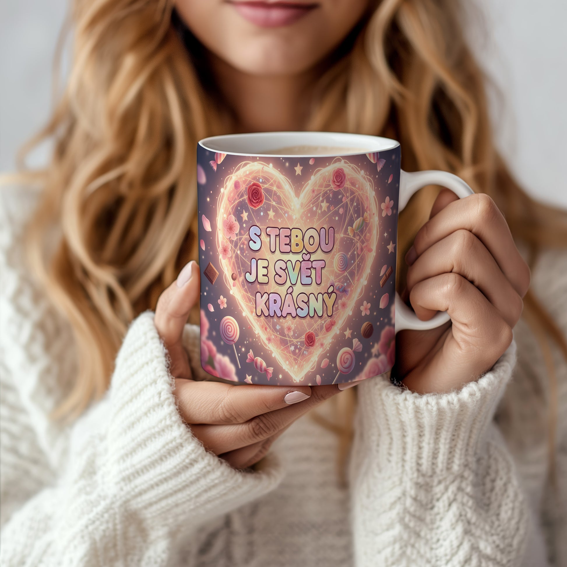 Hrnek s romantickým motivem srdce a sladkostí v pastelových barvách.