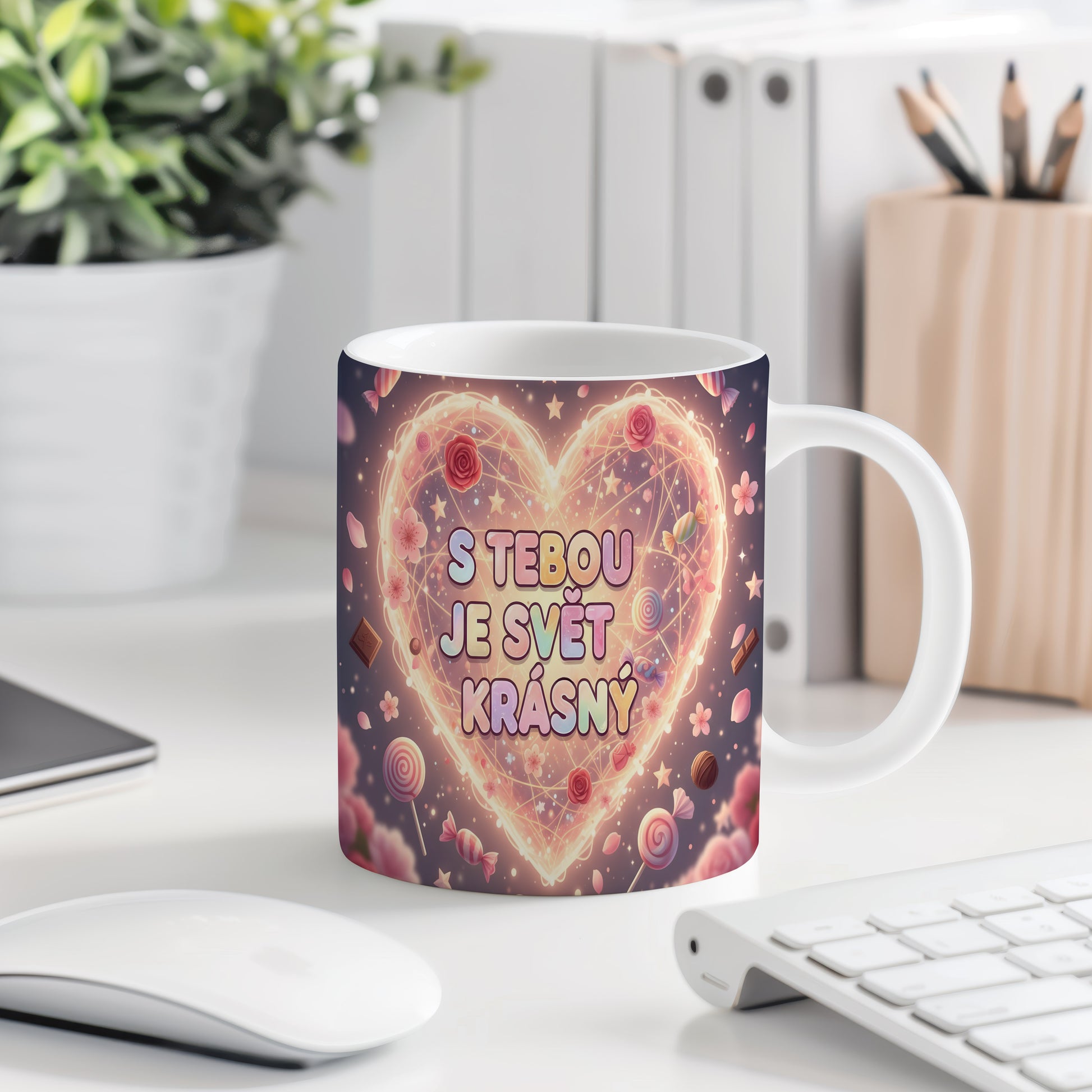 Hrnek s romantickým motivem srdce a sladkostí v pastelových barvách.