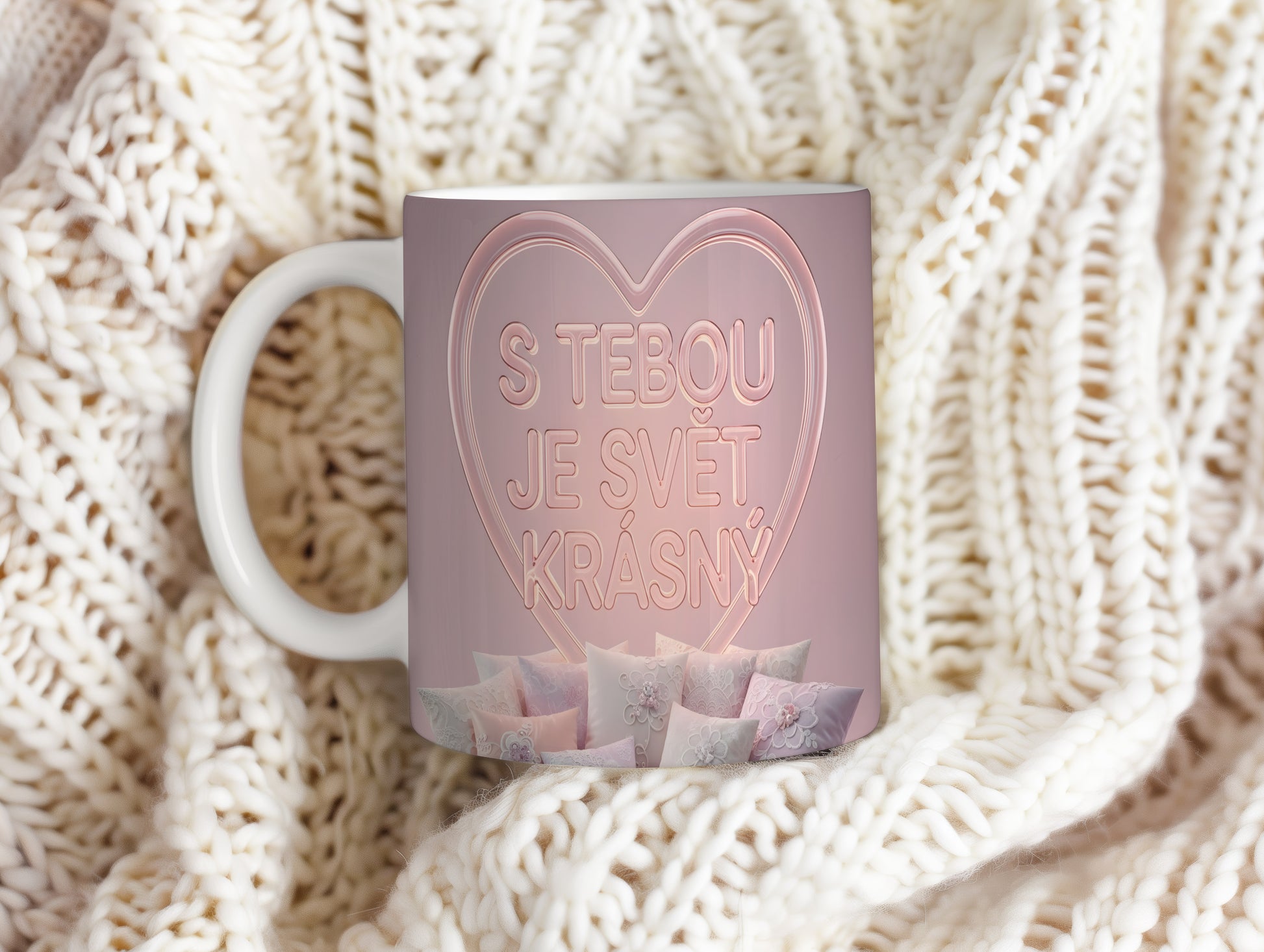 Růžový hrnek s nápisem 'S tebou je svět krásný' a romantickými motivy.
