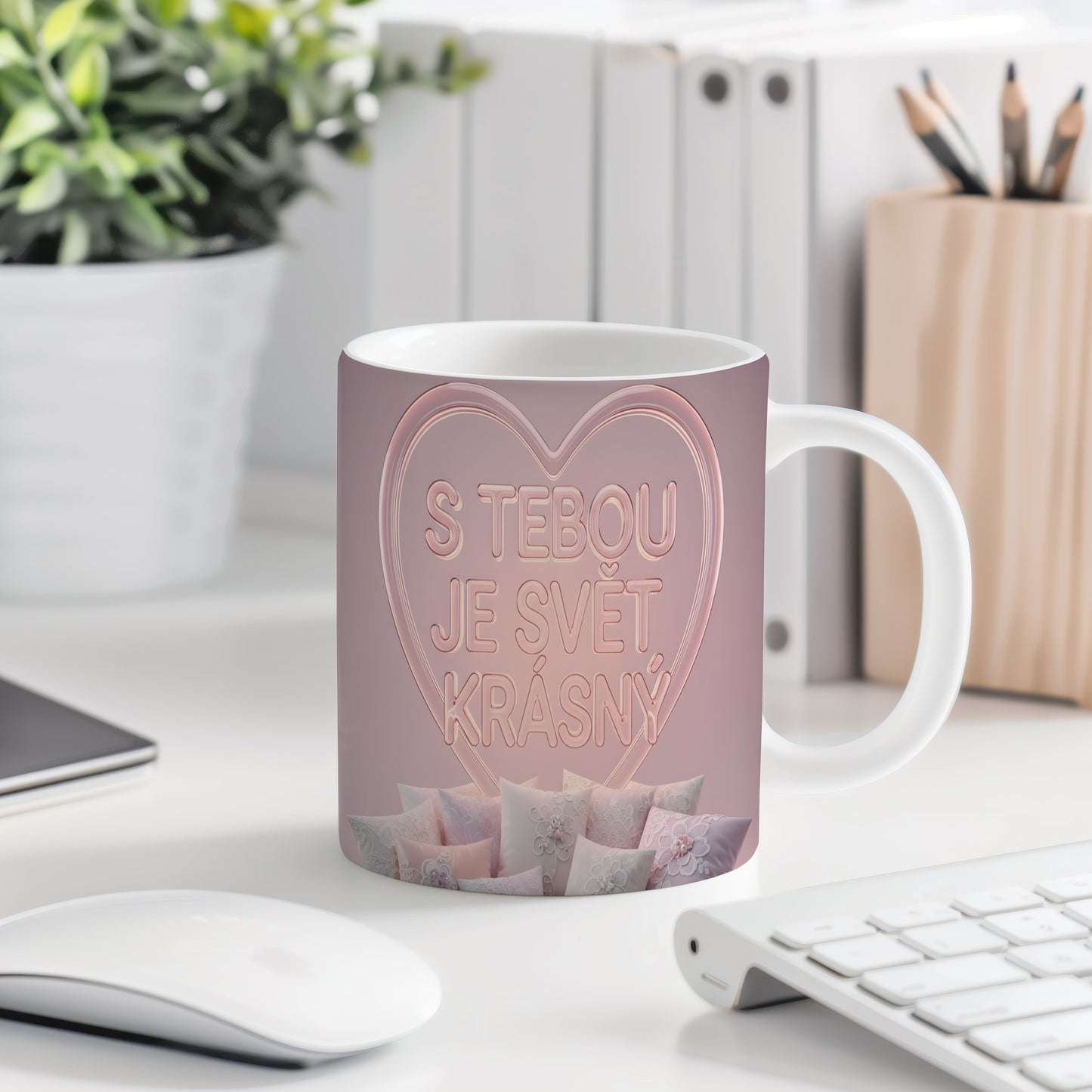 Růžový hrnek s nápisem 'S tebou je svět krásný' a romantickými motivy.