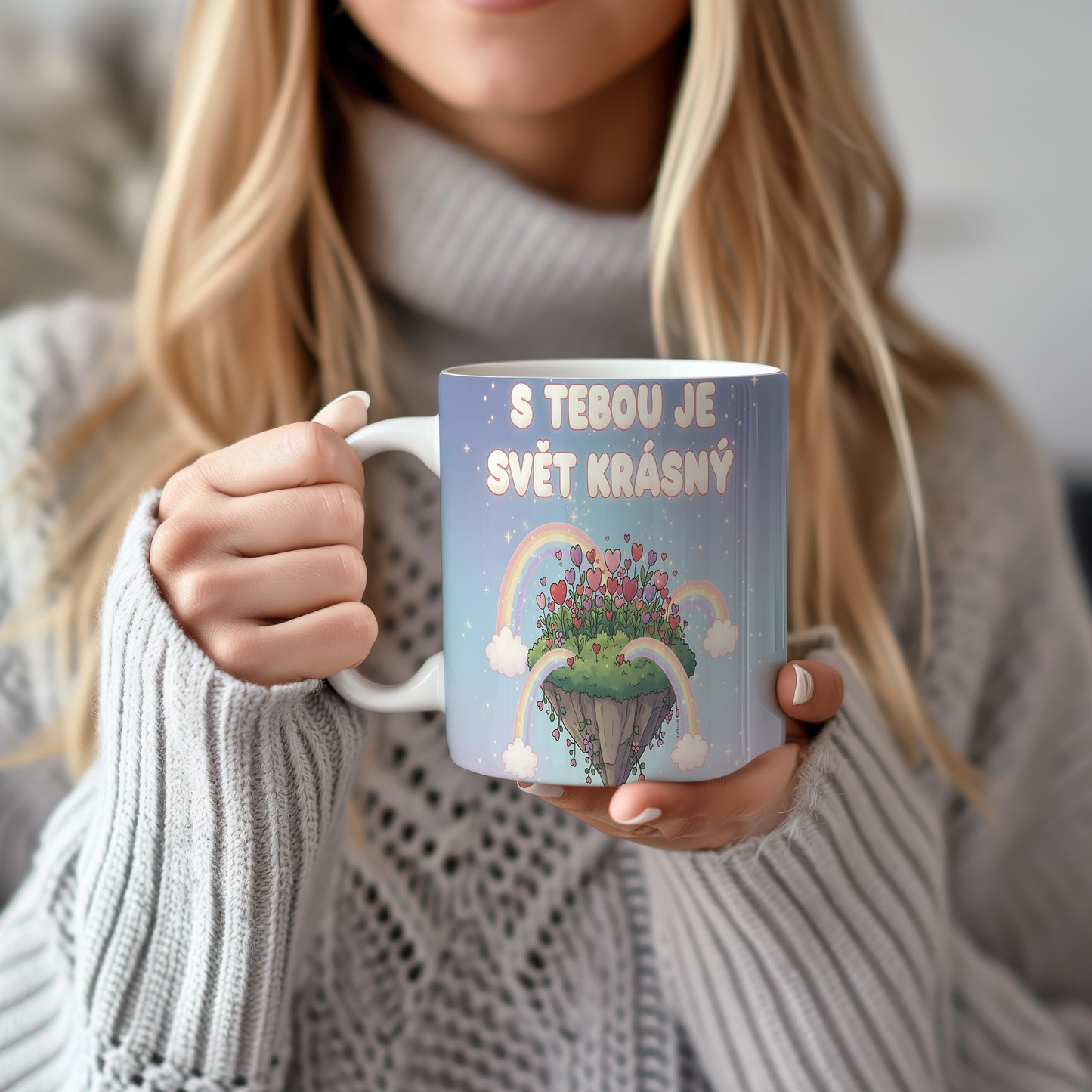 Hrnek s motivem srdcí, duhy a nápisem 'S tebou je svět krásný'.